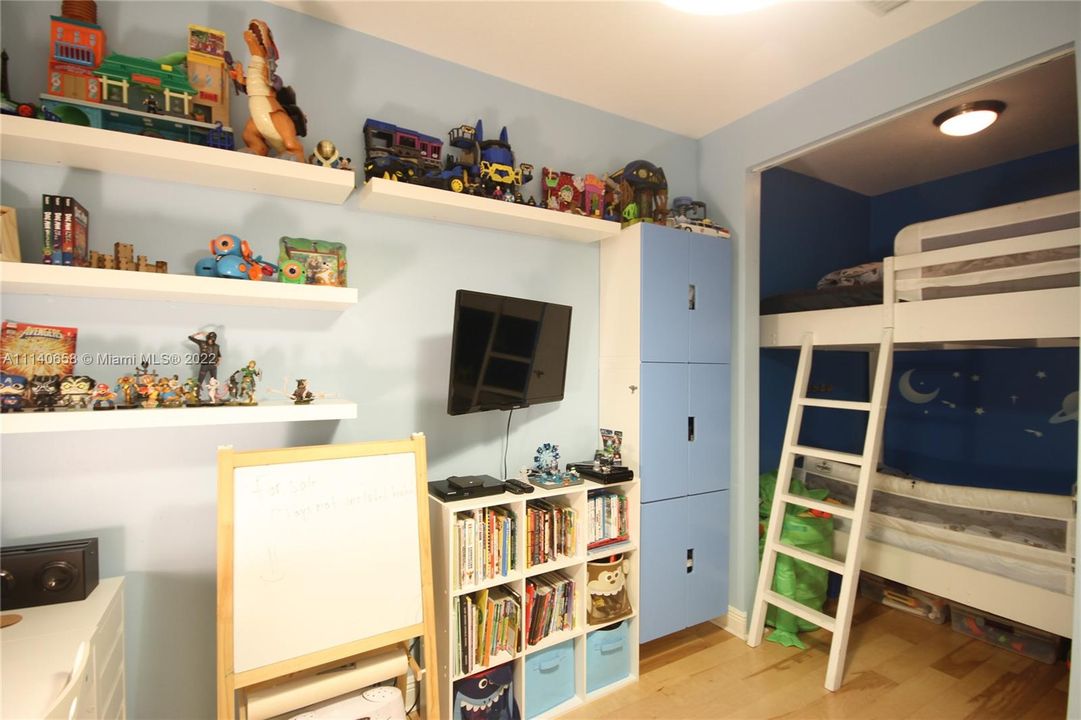 Recently Sold: $380,000 (3 beds, 2 baths, 1784 Square Feet)