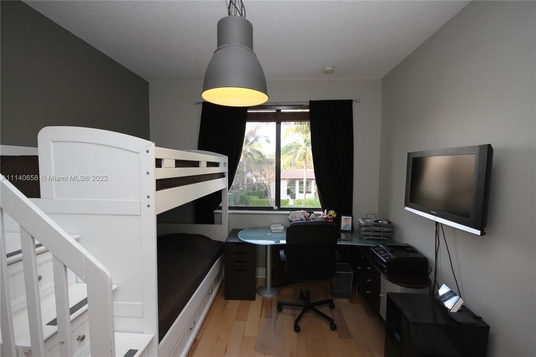 Recently Sold: $380,000 (3 beds, 2 baths, 1784 Square Feet)