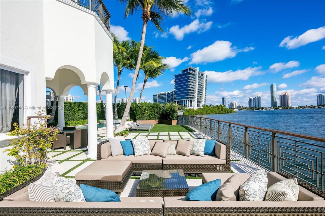 Recently Sold: $12,495,000 (5 beds, 6 baths, 7796 Square Feet)