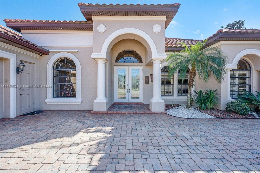 Recently Sold: $950,000 (4 beds, 3 baths, 3348 Square Feet)