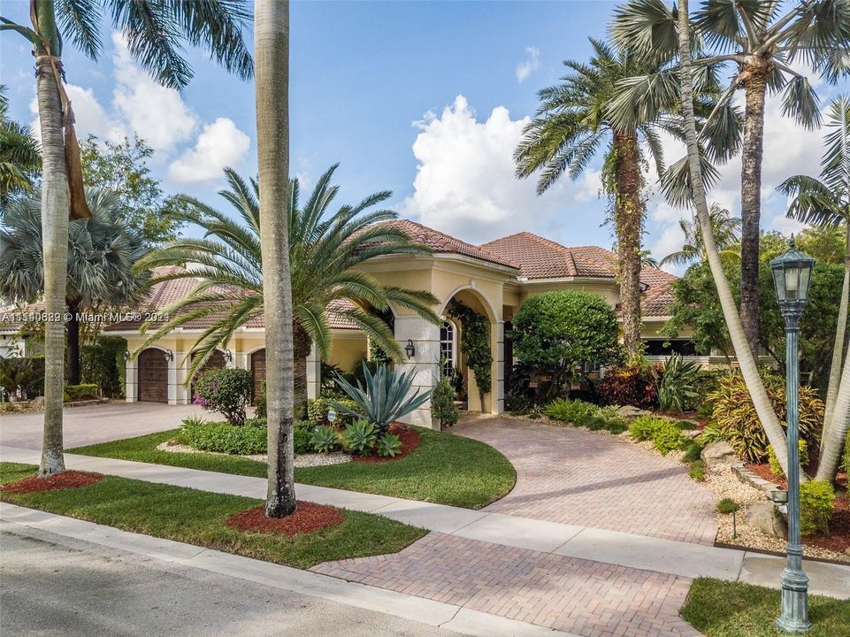 Recently Sold: $1,650,000 (4 beds, 5 baths, 4546 Square Feet)