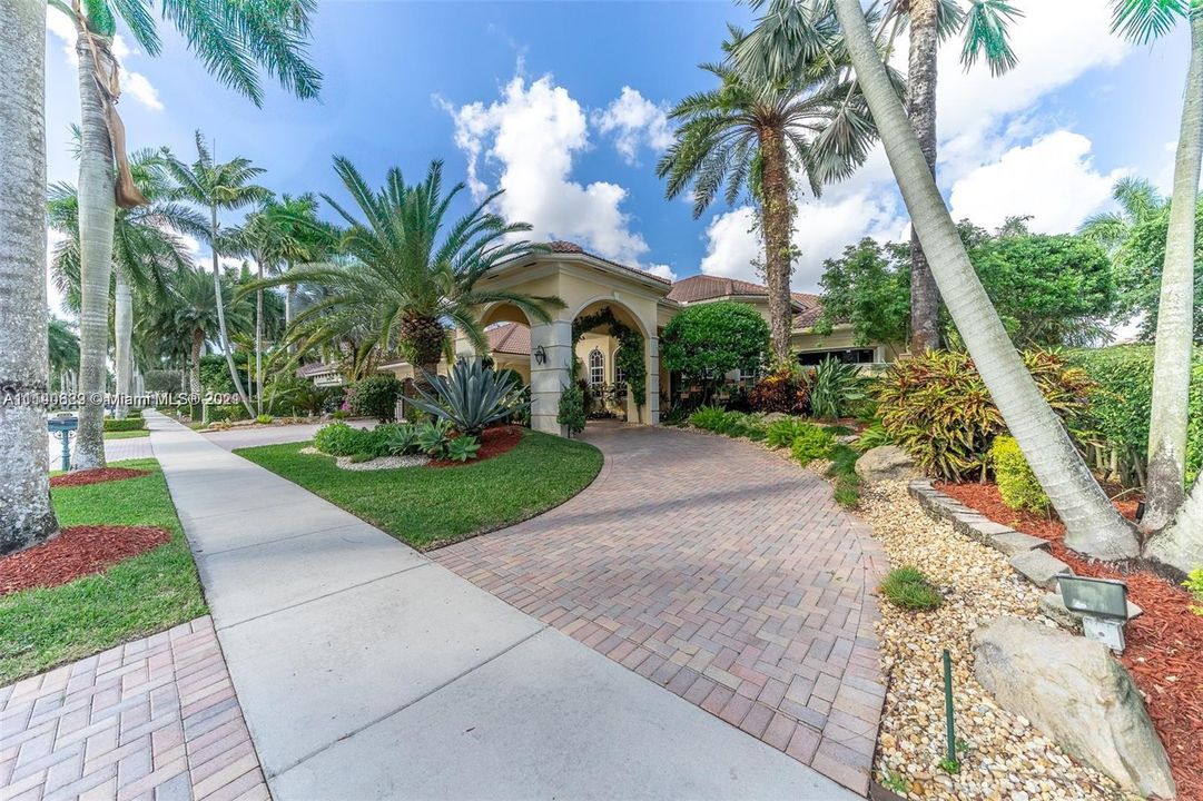 Recently Sold: $1,650,000 (4 beds, 5 baths, 4546 Square Feet)