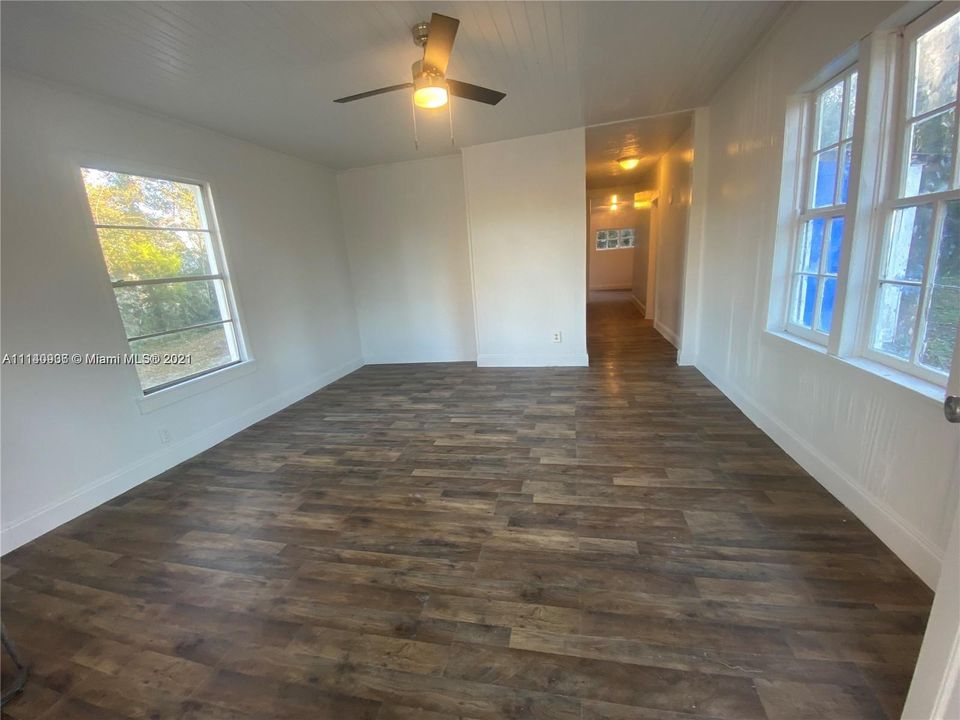 Recently Rented: $950 (2 beds, 1 baths, 884 Square Feet)