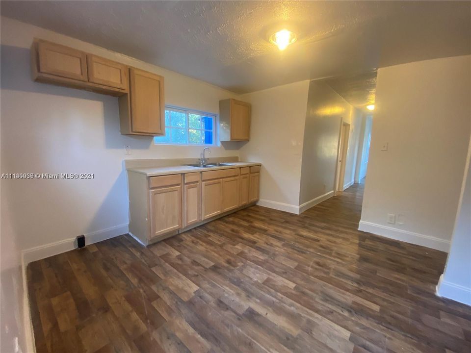 Recently Rented: $950 (2 beds, 1 baths, 884 Square Feet)