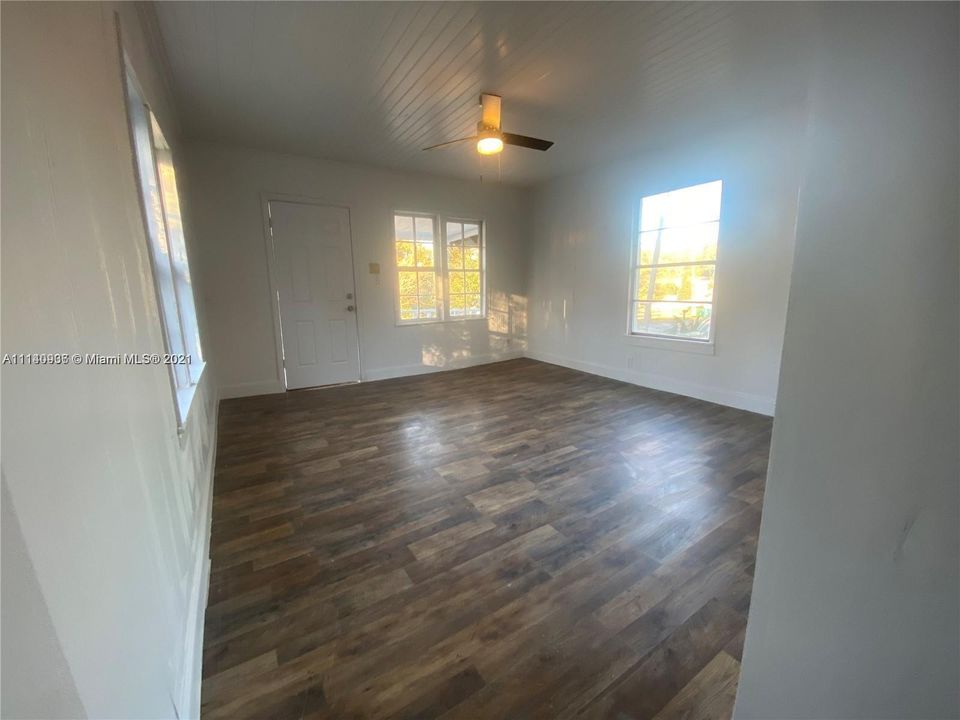 Recently Rented: $950 (2 beds, 1 baths, 884 Square Feet)