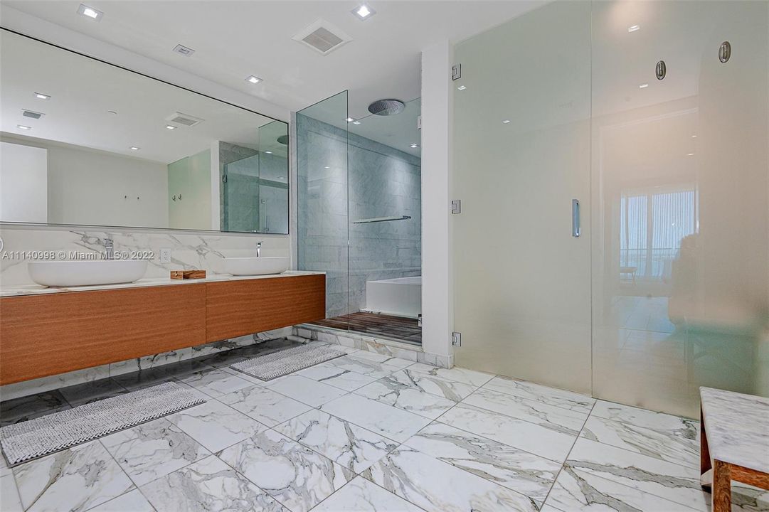 Recently Sold: $4,295,000 (2 beds, 3 baths, 2226 Square Feet)