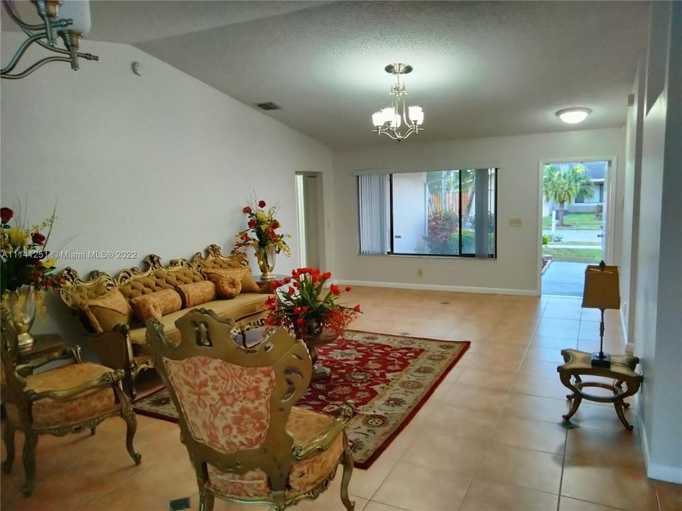Recently Sold: $500,000 (3 beds, 2 baths, 1721 Square Feet)