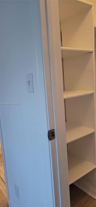 WALKING CLOSET