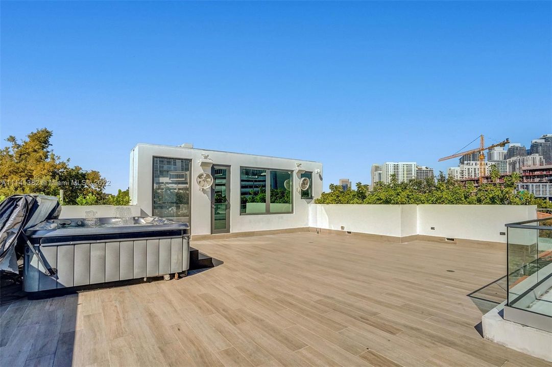 Recently Sold: $3,800,000 (4 beds, 5 baths, 3993 Square Feet)