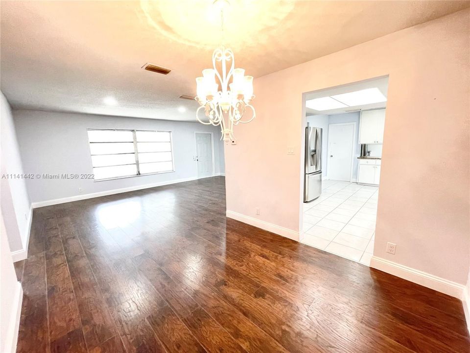 Recently Sold: $310,000 (3 beds, 2 baths, 1587 Square Feet)
