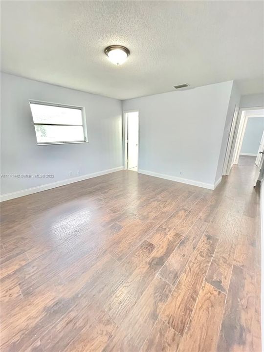 Recently Sold: $310,000 (3 beds, 2 baths, 1587 Square Feet)