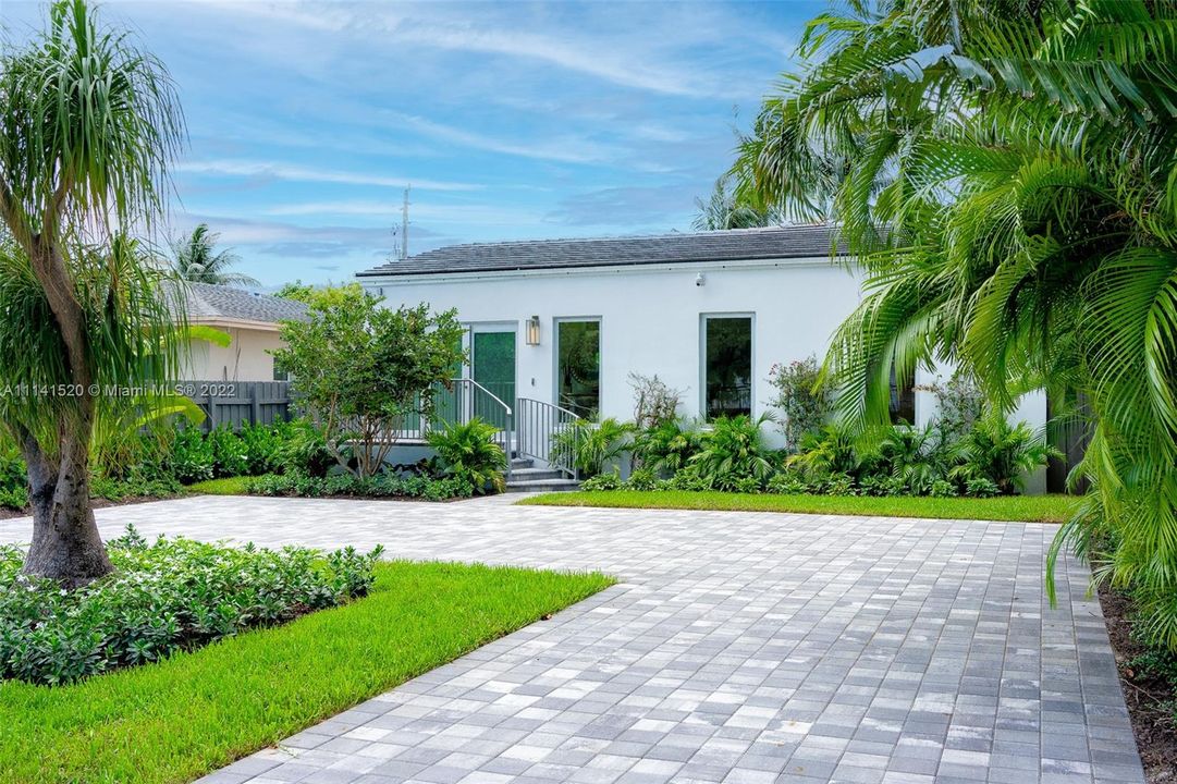 Recently Sold: $2,400,000 (3 beds, 3 baths, 2029 Square Feet)