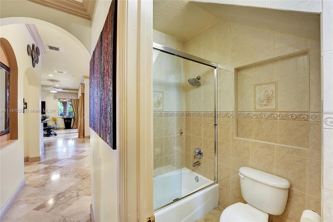 Недавно продано: $1,700,000 (6 спален, 4 ванн, 4963 Квадратных фут)
