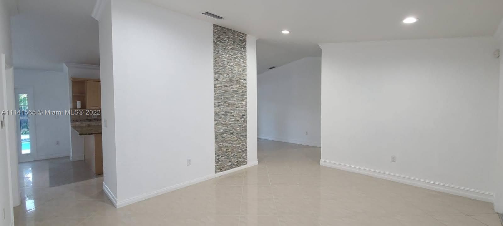 最近租的: $3,600 (4 贝兹, 2 浴室, 1614 平方英尺)