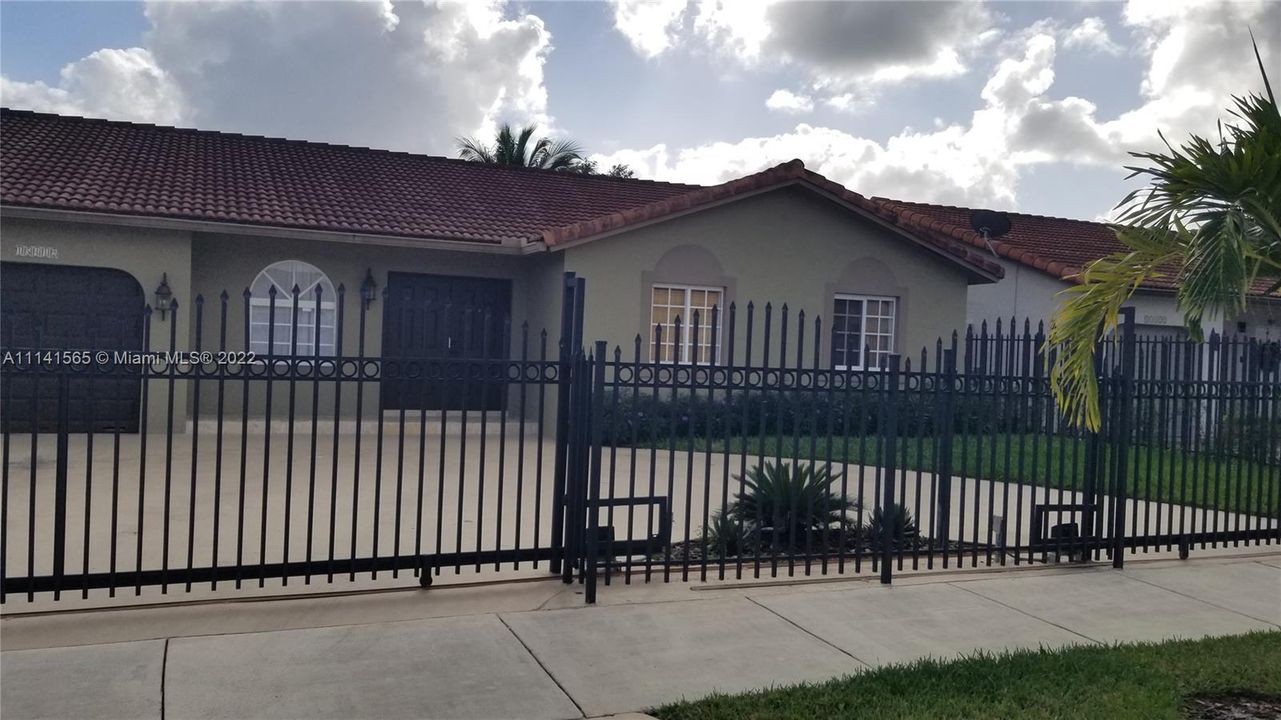 最近租的: $3,600 (4 贝兹, 2 浴室, 1614 平方英尺)