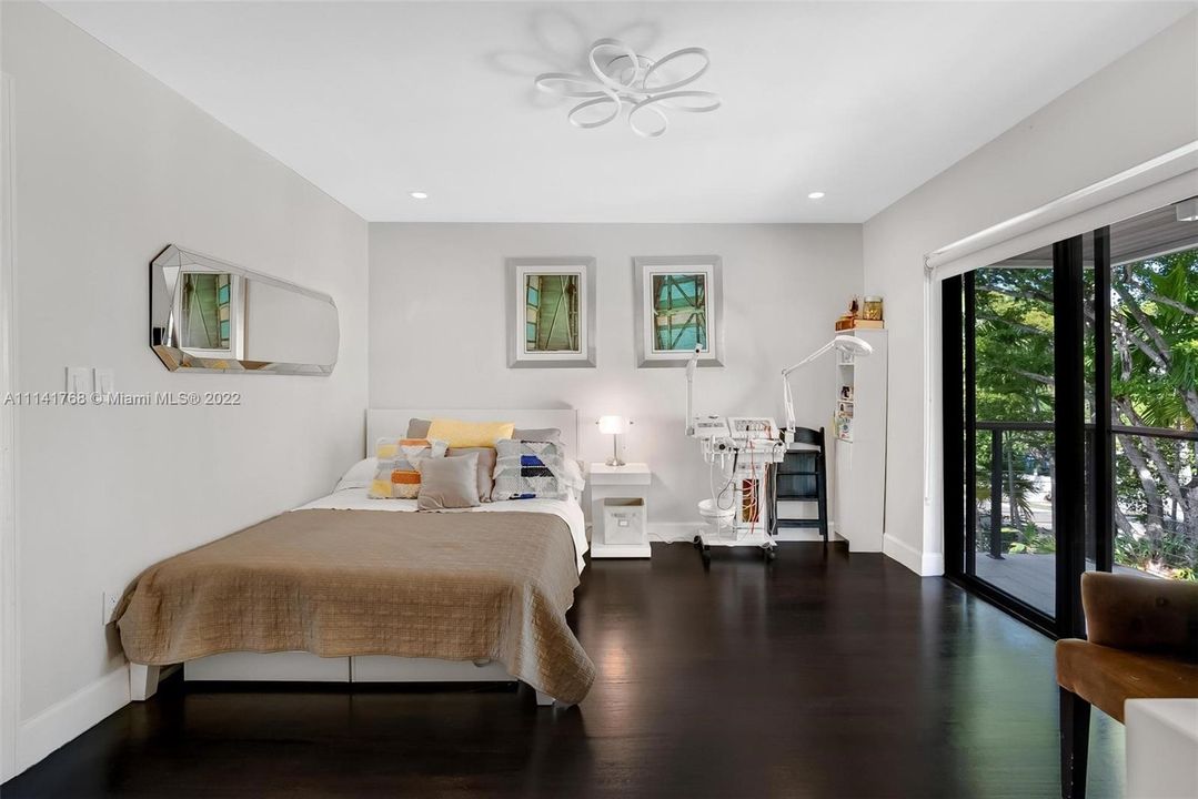 Recently Sold: $2,299,000 (2 beds, 3 baths, 1850 Square Feet)