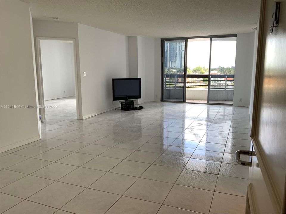Recently Rented: $3,000 (2 beds, 2 baths, 1181 Square Feet)