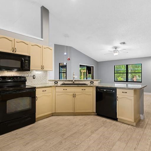 Recently Sold: $729,999 (4 beds, 3 baths, 2252 Square Feet)