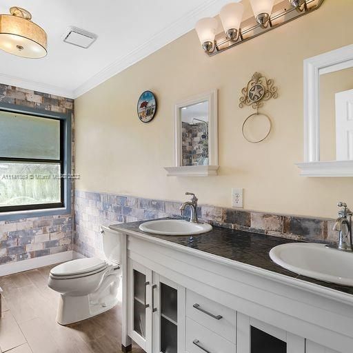 Recently Sold: $729,999 (4 beds, 3 baths, 2252 Square Feet)