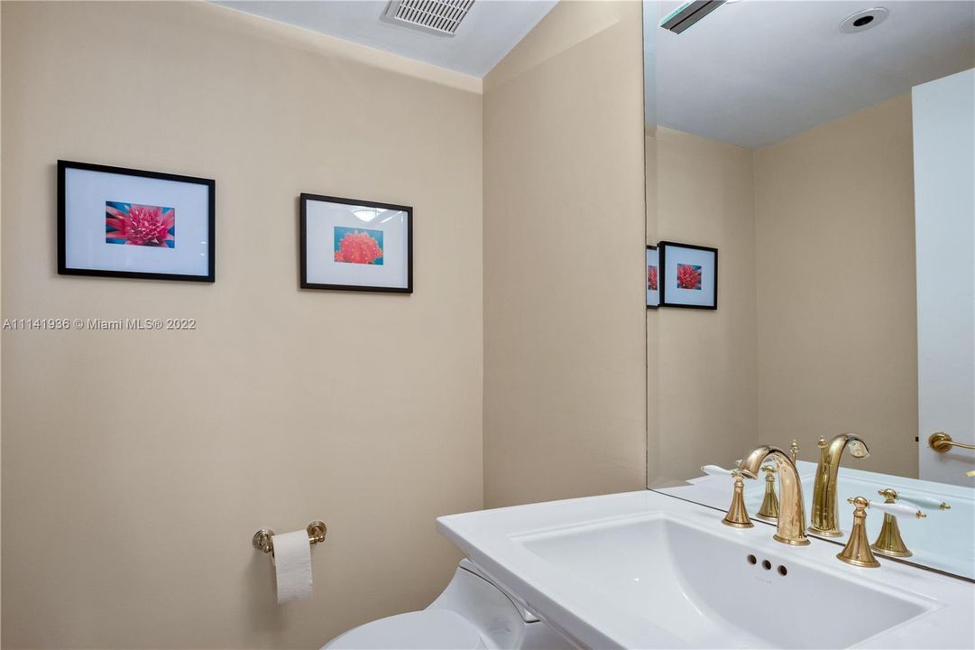 最近售出: $5,400,000 (3 贝兹, 5 浴室, 3950 平方英尺)