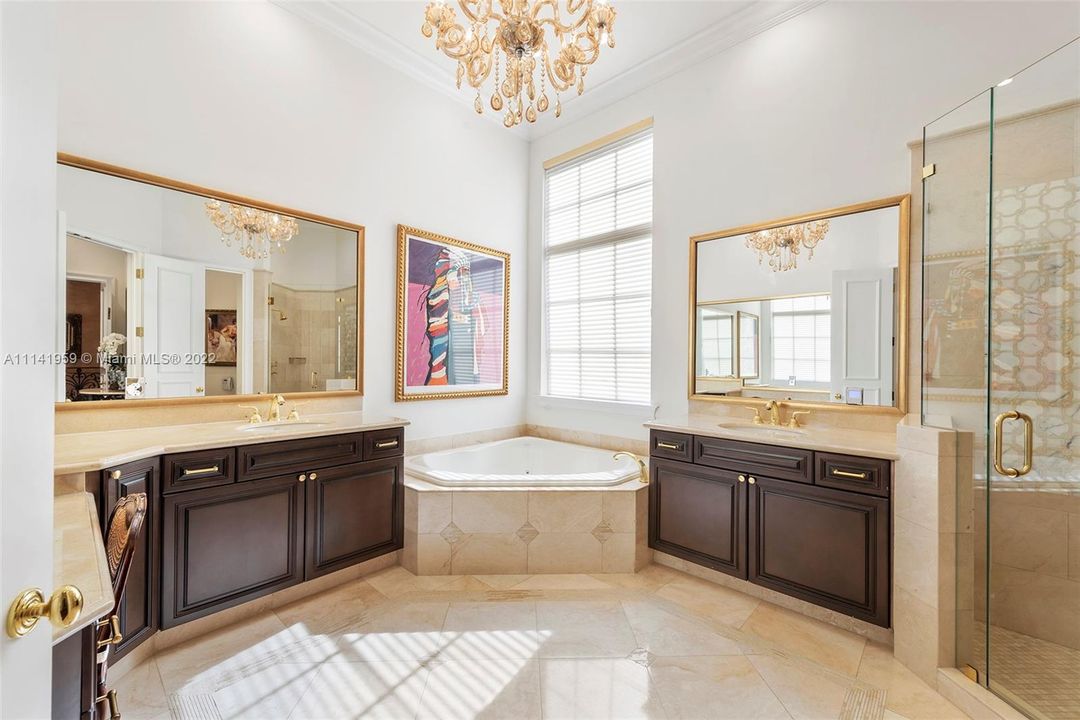 最近售出: $9,500,000 (5 贝兹, 6 浴室, 5258 平方英尺)
