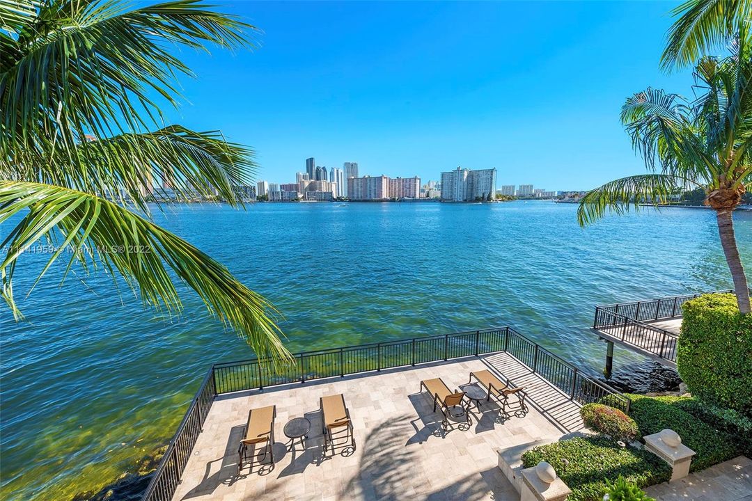 Recently Sold: $9,500,000 (5 beds, 6 baths, 5258 Square Feet)