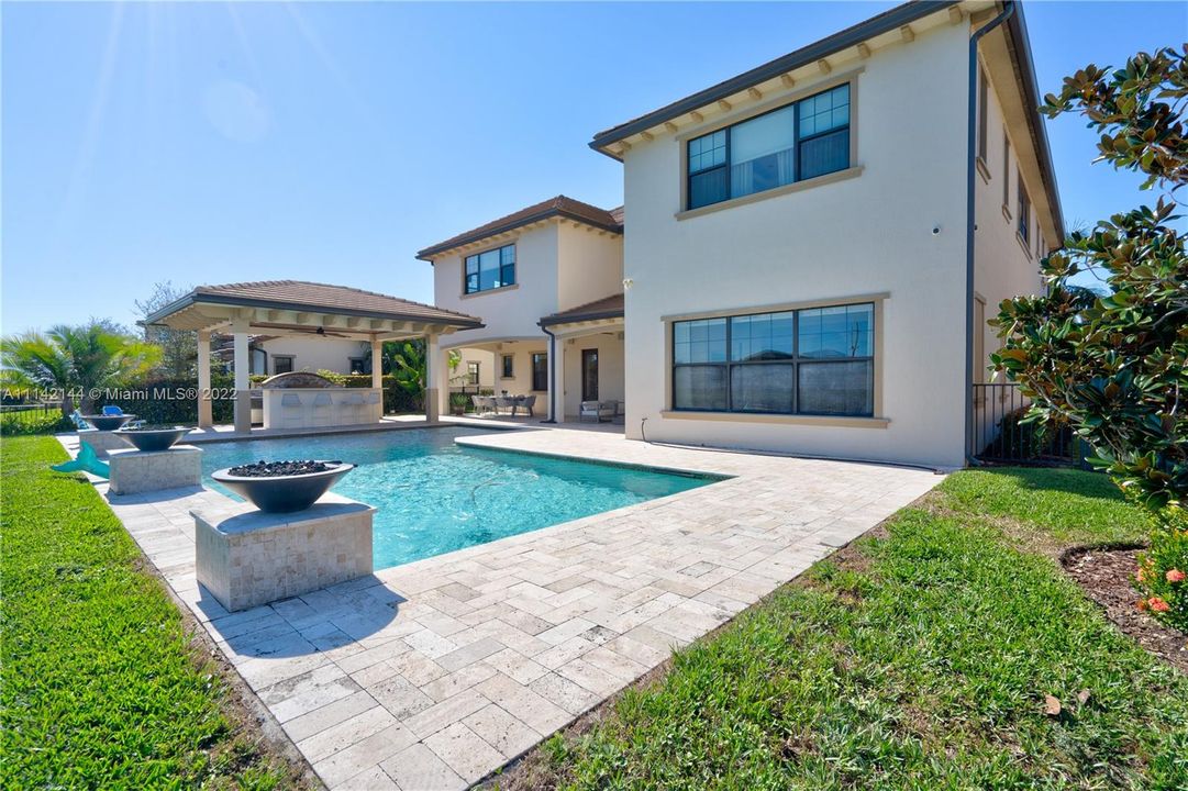 Recently Sold: $2,350,000 (5 beds, 5 baths, 5606 Square Feet)
