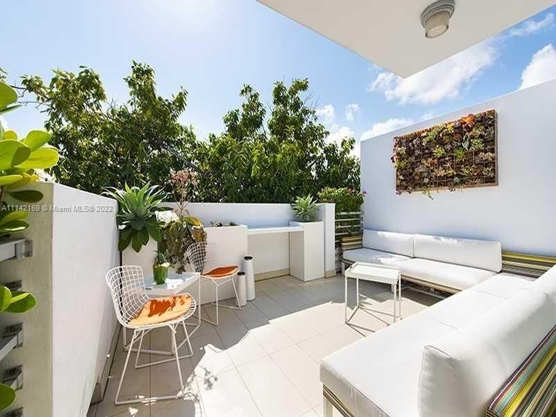 Recently Sold: $1,200,000 (2 beds, 2 baths, 1128 Square Feet)