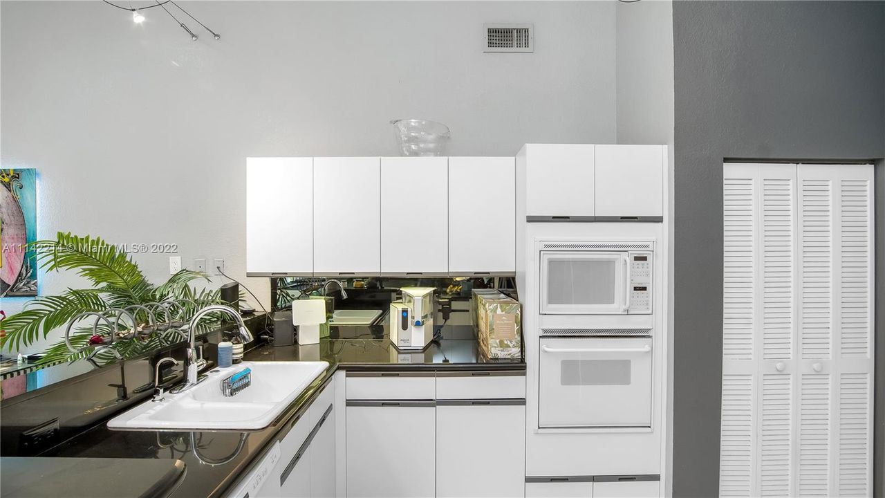 最近售出: $650,000 (3 贝兹, 2 浴室, 2358 平方英尺)