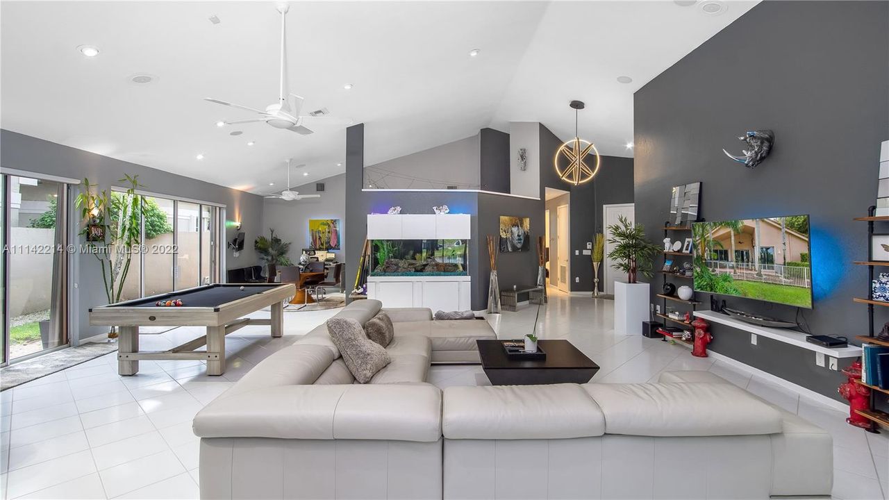 最近售出: $650,000 (3 贝兹, 2 浴室, 2358 平方英尺)