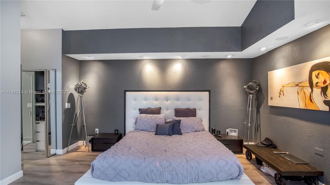 最近售出: $650,000 (3 贝兹, 2 浴室, 2358 平方英尺)