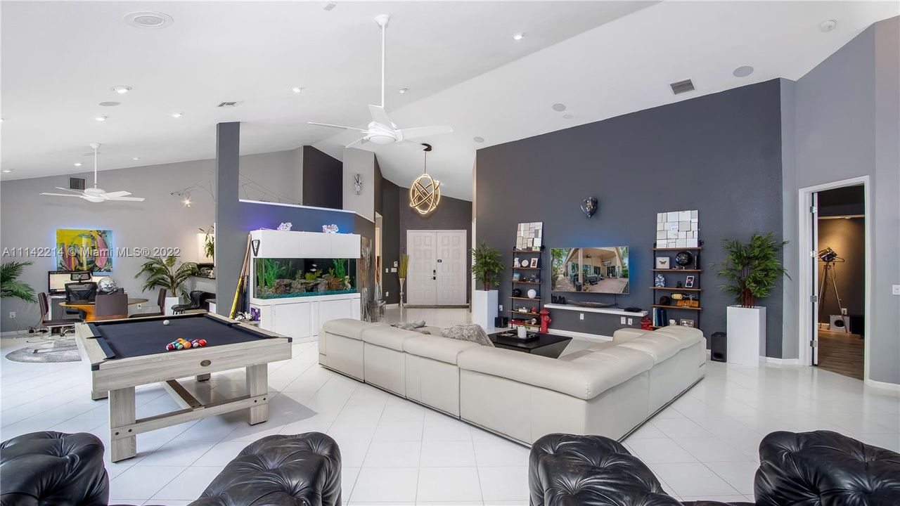 最近售出: $650,000 (3 贝兹, 2 浴室, 2358 平方英尺)