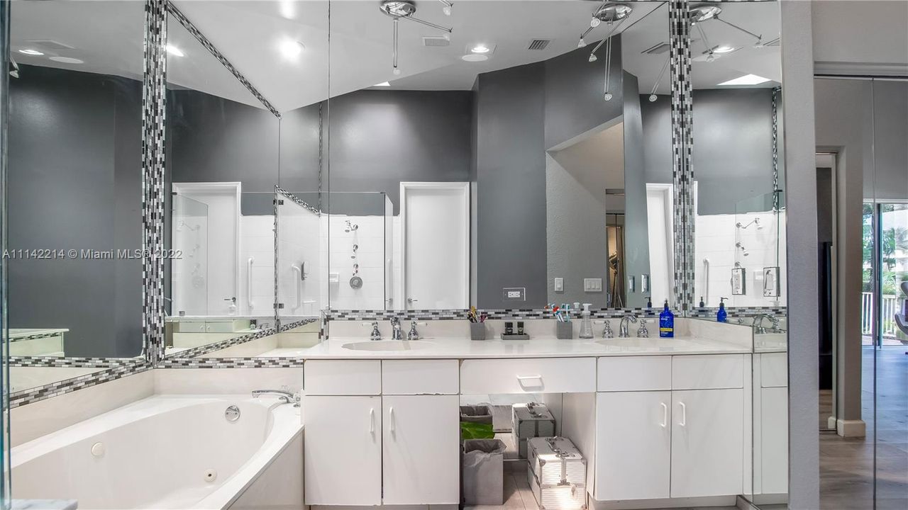 最近售出: $650,000 (3 贝兹, 2 浴室, 2358 平方英尺)