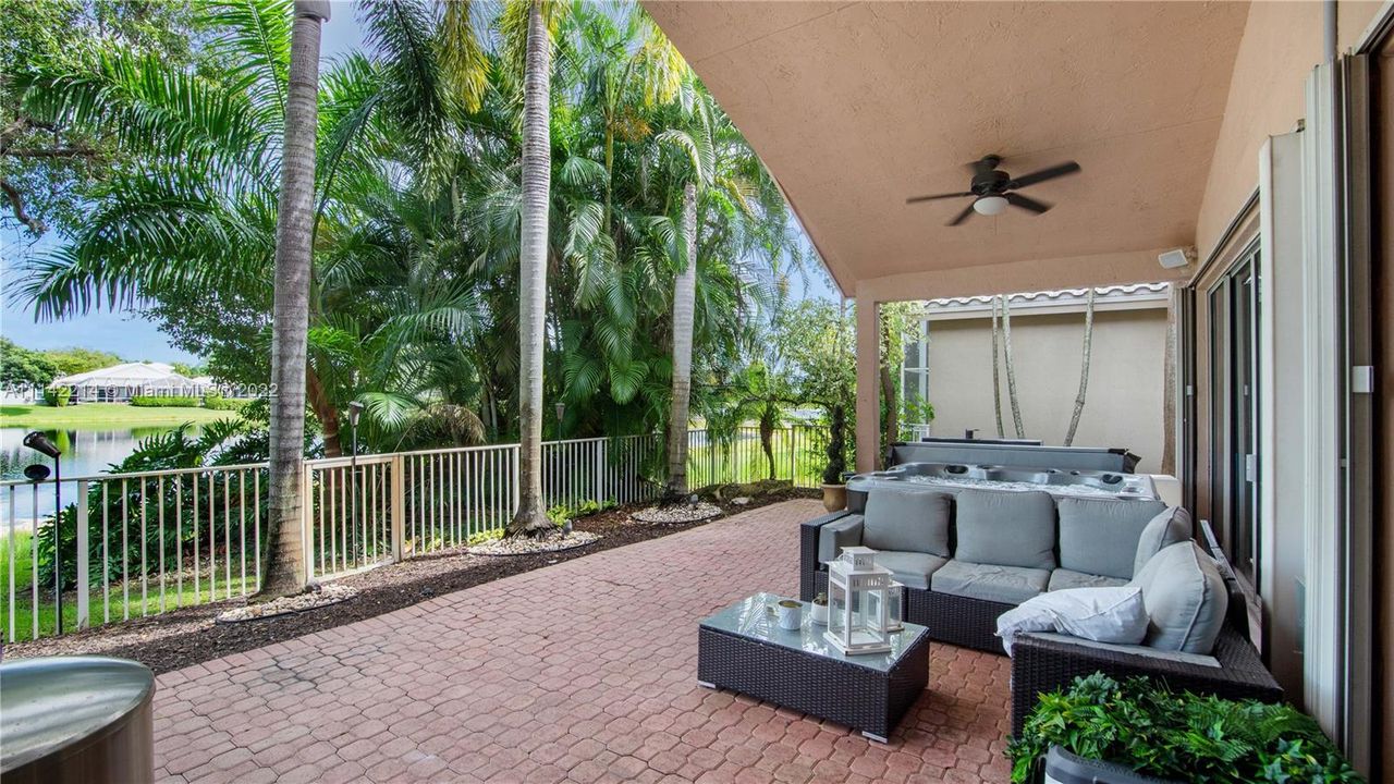 最近售出: $650,000 (3 贝兹, 2 浴室, 2358 平方英尺)