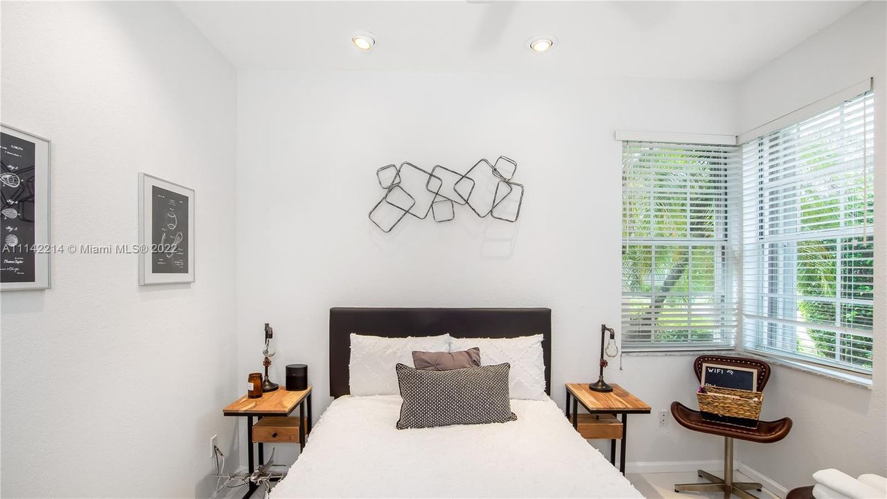 最近售出: $650,000 (3 贝兹, 2 浴室, 2358 平方英尺)