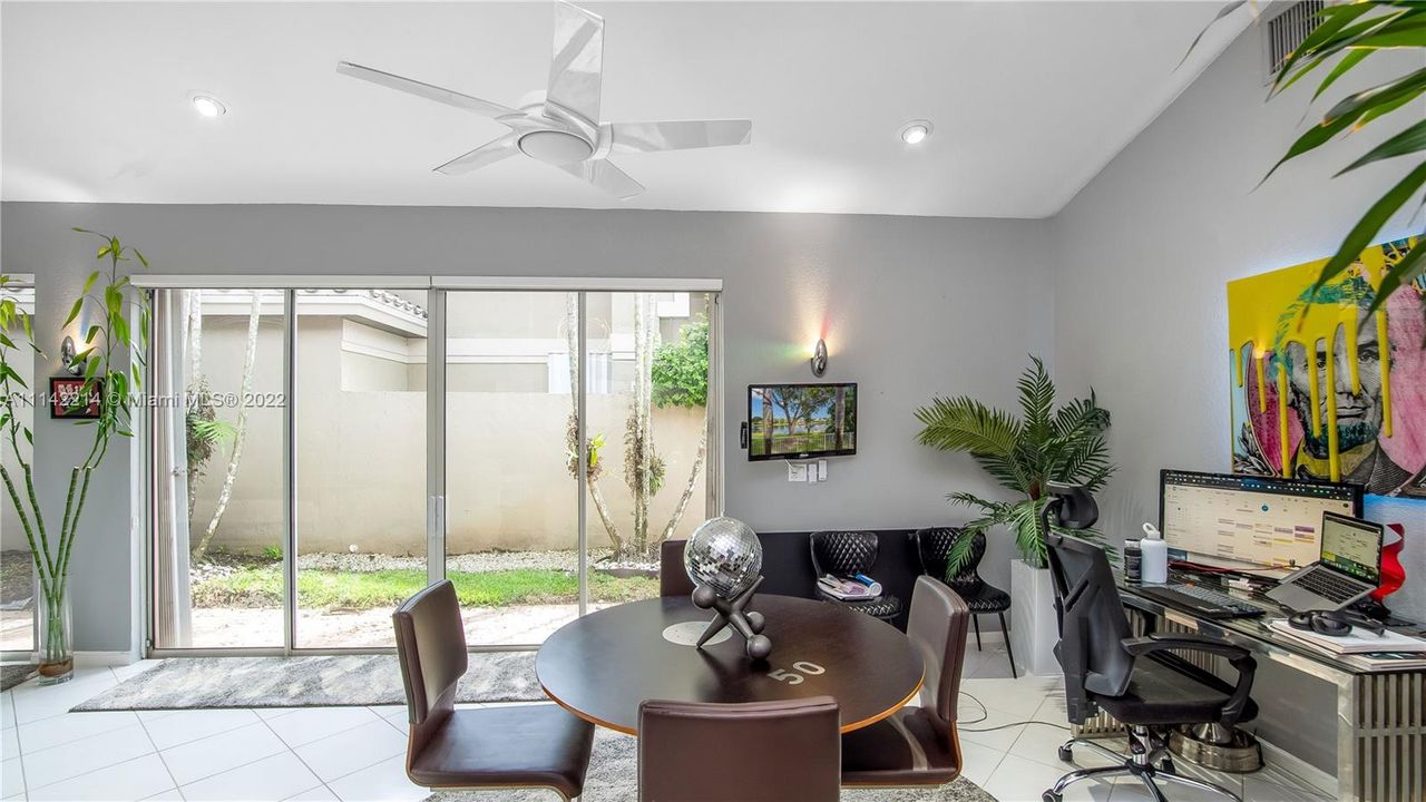 最近售出: $650,000 (3 贝兹, 2 浴室, 2358 平方英尺)