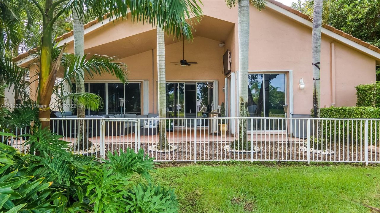 最近售出: $650,000 (3 贝兹, 2 浴室, 2358 平方英尺)