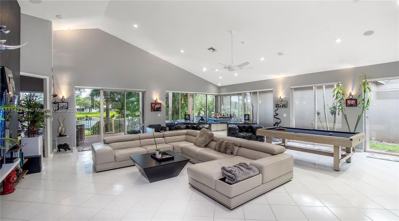 最近售出: $650,000 (3 贝兹, 2 浴室, 2358 平方英尺)