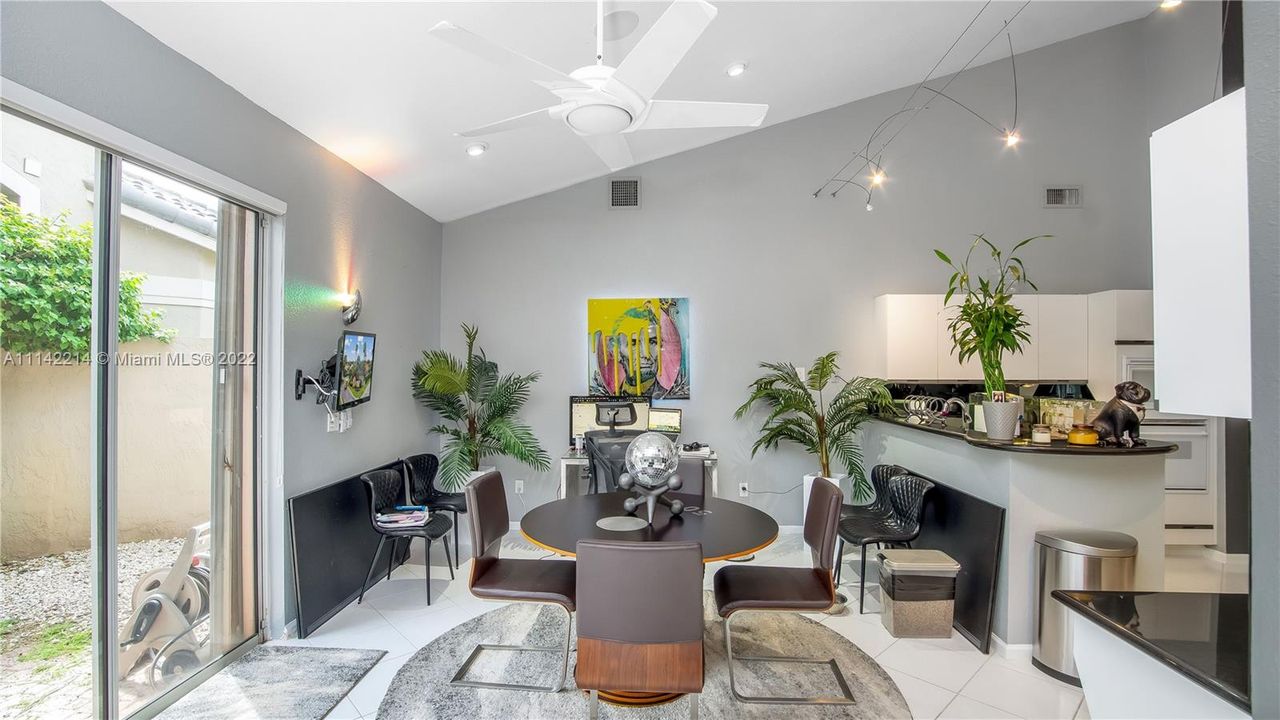 最近售出: $650,000 (3 贝兹, 2 浴室, 2358 平方英尺)