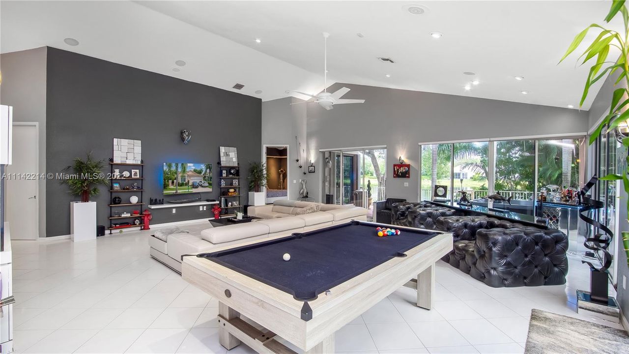 最近售出: $650,000 (3 贝兹, 2 浴室, 2358 平方英尺)