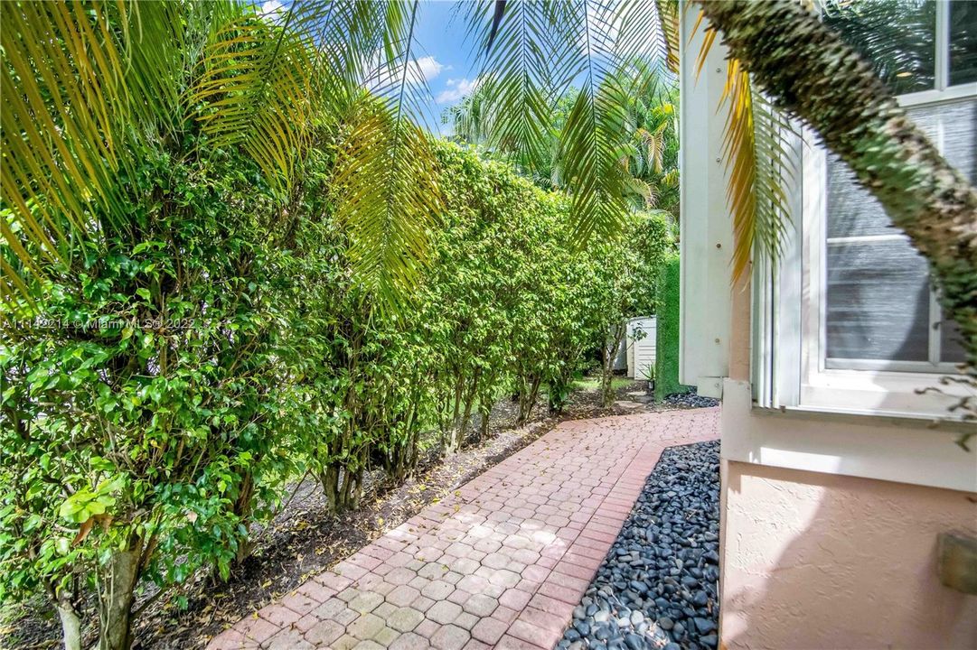 最近售出: $650,000 (3 贝兹, 2 浴室, 2358 平方英尺)