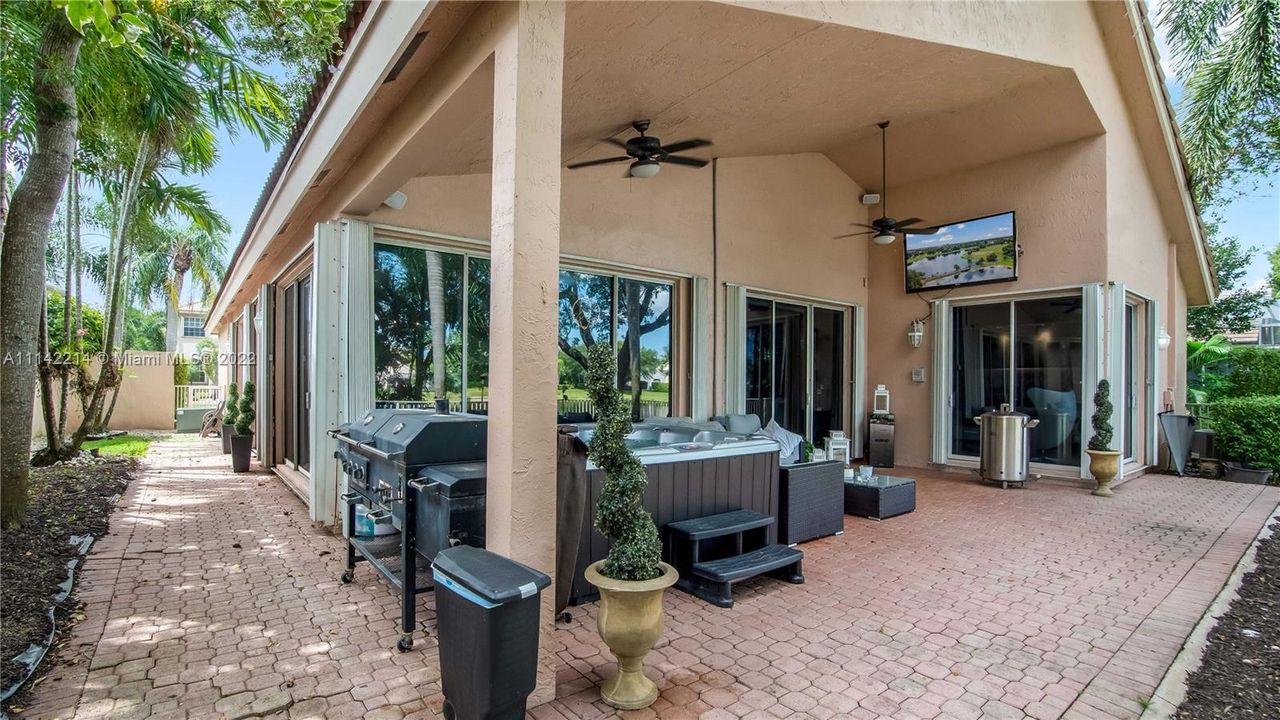 最近售出: $650,000 (3 贝兹, 2 浴室, 2358 平方英尺)