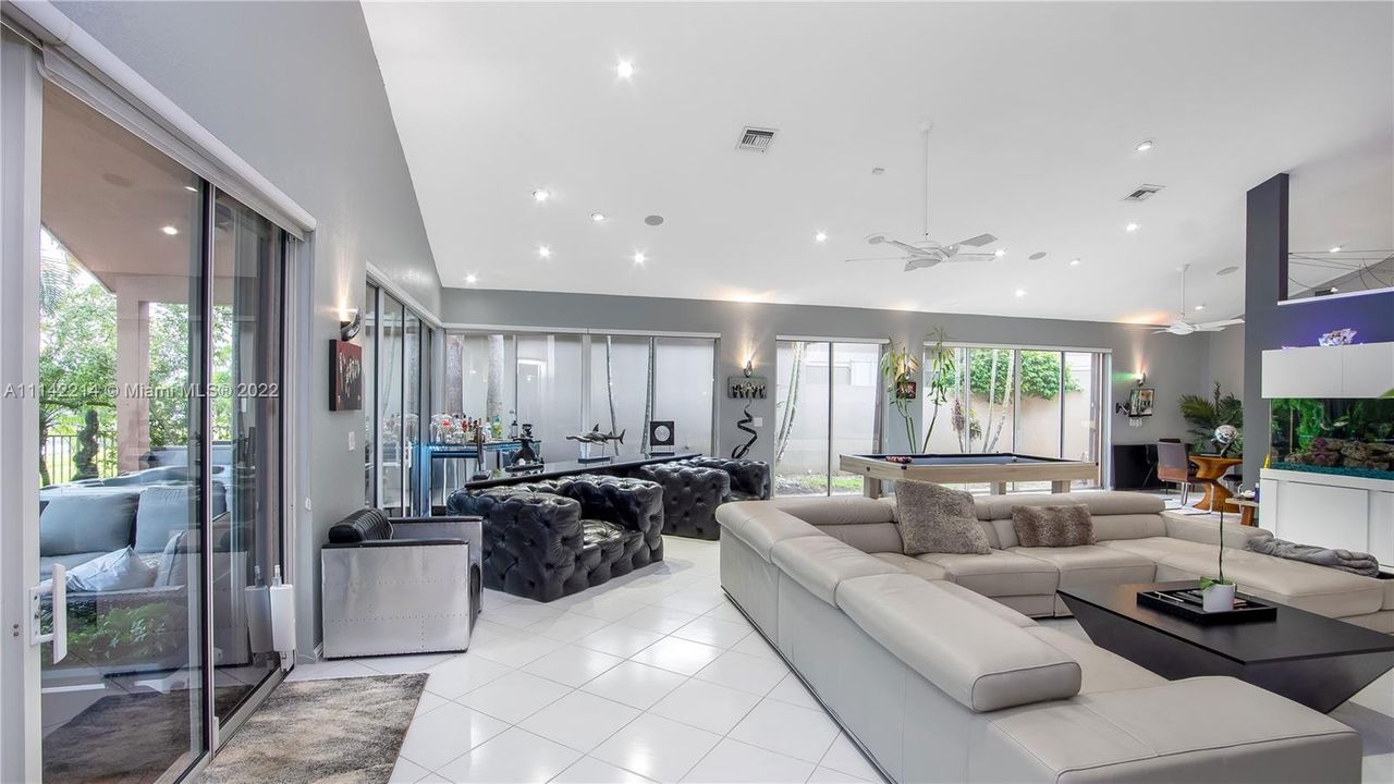 最近售出: $650,000 (3 贝兹, 2 浴室, 2358 平方英尺)