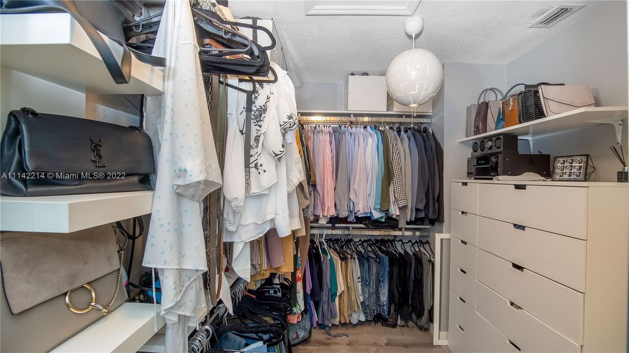 最近售出: $650,000 (3 贝兹, 2 浴室, 2358 平方英尺)