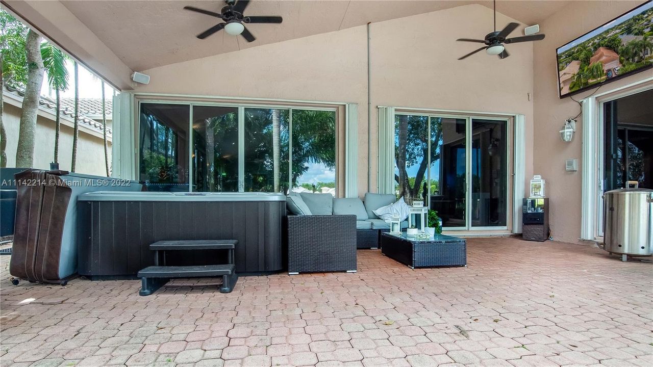 最近售出: $650,000 (3 贝兹, 2 浴室, 2358 平方英尺)