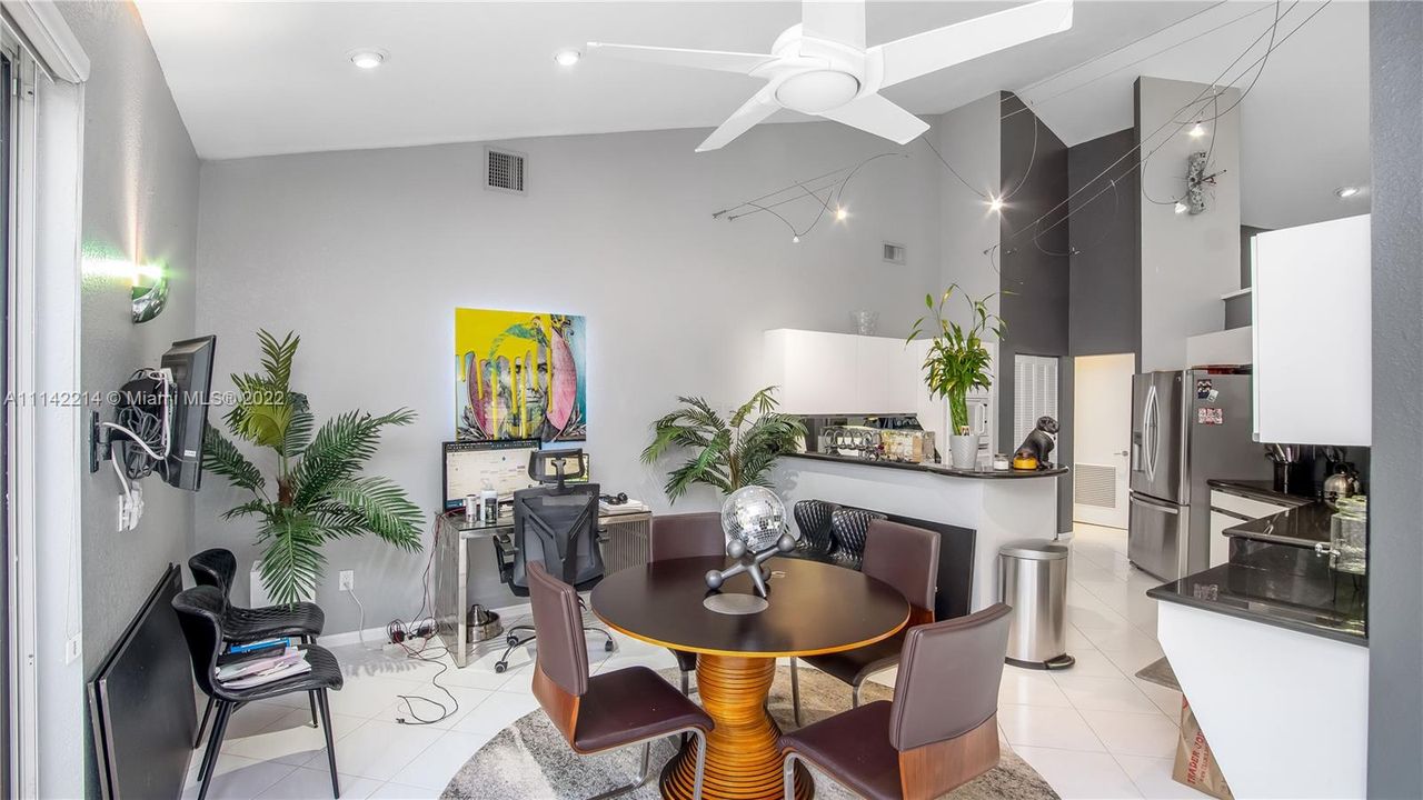 最近售出: $650,000 (3 贝兹, 2 浴室, 2358 平方英尺)