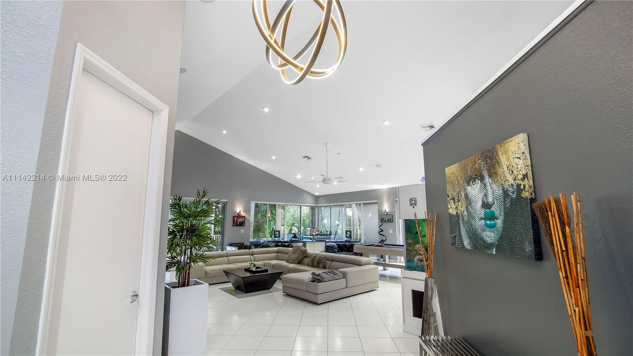 最近售出: $650,000 (3 贝兹, 2 浴室, 2358 平方英尺)