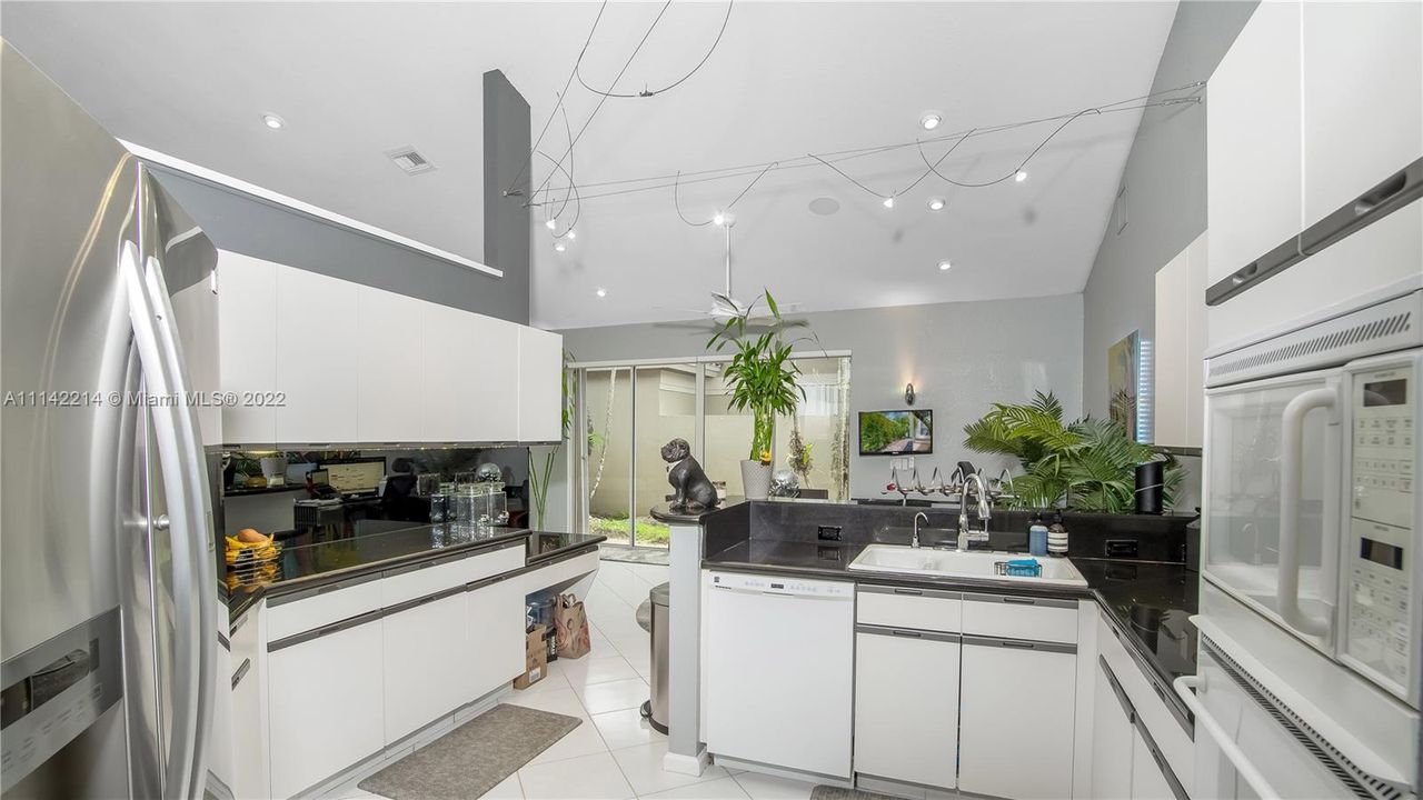 最近售出: $650,000 (3 贝兹, 2 浴室, 2358 平方英尺)