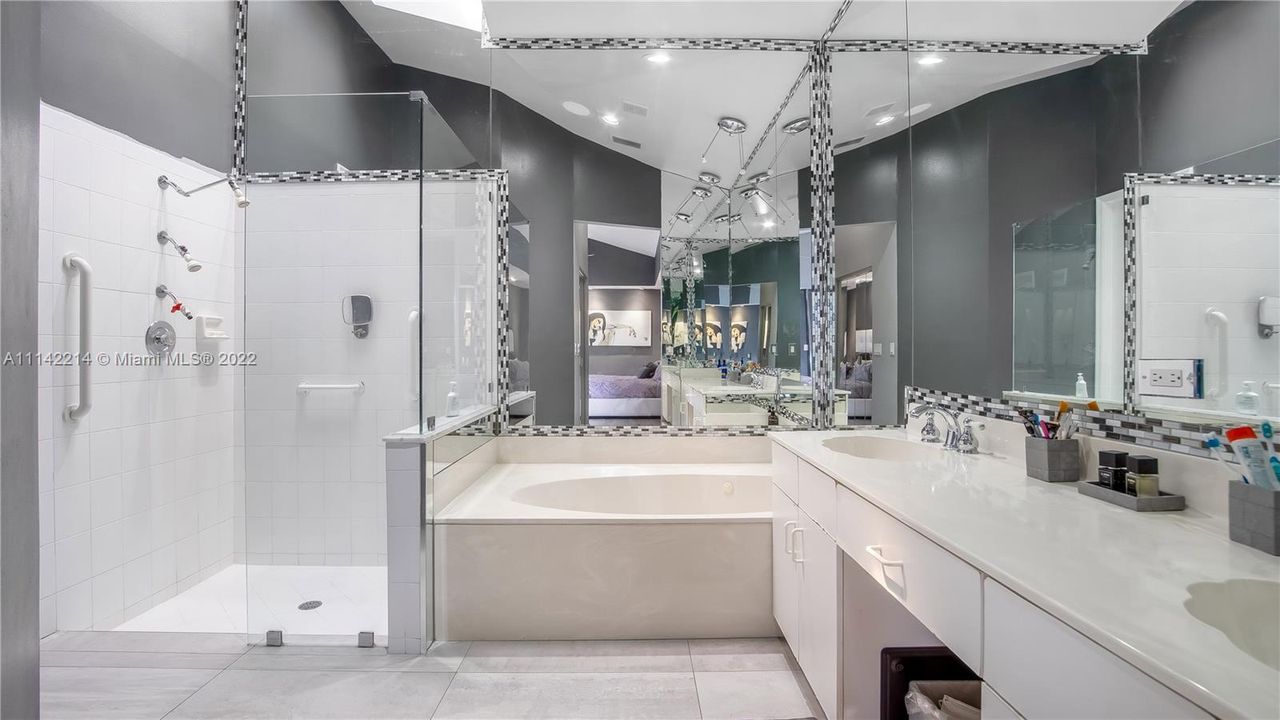 最近售出: $650,000 (3 贝兹, 2 浴室, 2358 平方英尺)