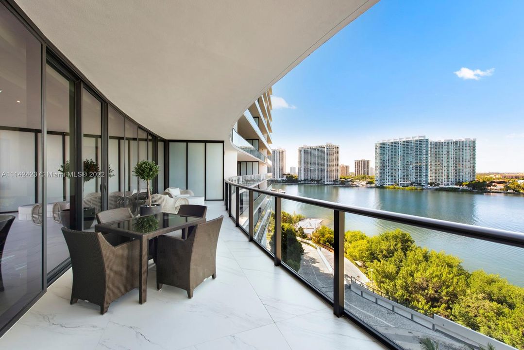Recently Sold: $3,925,000 (4 beds, 5 baths, 3177 Square Feet)